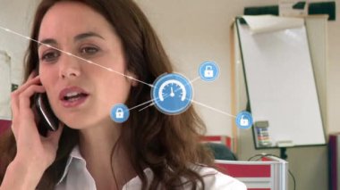 Kafkasyalı iş kadını üzerinden akıllı telefondaki simgelerle bağlantı ağının animasyonu. Küresel ağlar, iş dünyası, hesaplama ve veri işleme kavramı dijital olarak oluşturulmuş video.