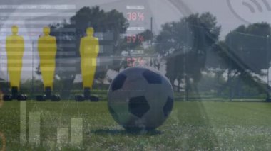 Top sahada olan çeşitli futbol oyuncularının finansal veri işleme animasyonları. Küresel spor, iş, finans, bilgisayar ve veri işleme kavramı dijital olarak oluşturulmuş video.