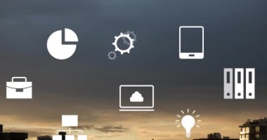 Bulutlu gökyüzüne karşı modern şehir manzarası üzerinde birden fazla simgenin canlandırılması. Dijital bileşik, çoklu pozlama, rapor, iş dünyası, fikirler, bulut hesaplama, iş, mimari ve teknoloji kavramı.