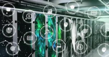 Bilgisayar sunucu odasına karşı birden fazla dijital simge ve pleksus ağının animasyonu. Bilgisayar arayüzü ve iş veri depolama teknolojisi kavramı