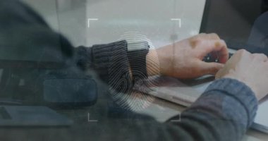 Parmak izi animasyonu, dizüstü bilgisayarda çalışan Asyalı adamın kesik elleriyle bağlantılı noktalar. Dijital bileşik, çoklu pozlama, biyometrik, koruma, iletişim ve teknoloji kavramı.