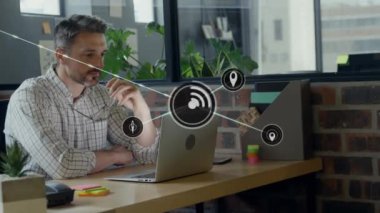 Ofiste dizüstü bilgisayar kullanan beyaz bir adama karşı dijital simge ağının animasyonu. Küresel ağ ve iş teknolojisi kavramı