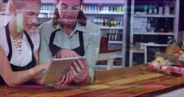 Kafedeki dijital tablet kullanılarak Kafkasyalı iş arkadaşlarının bilgisayar dilinin animasyonu. Dijital bileşik, çoklu pozlama, kodlama, programlama, teknoloji, takım çalışması, iş, mal, mağaza.