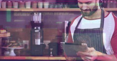 Kafkasyalı bir adamın kafeteryada tablet ve elinde kek olan bir kadının kullandığı programlama dilinin animasyonu. Dijital bileşim, kodlama, teknoloji, veritabanı, iş dünyası, takım çalışması, tatlı yiyecek, yiyecek ve içecek.