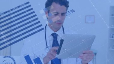 Kafkas erkek doktor üzerinde veri işleme animasyonu. Küresel tıp, sağlık, bilgisayar ve veri işleme kavramı dijital olarak oluşturulmuş video.