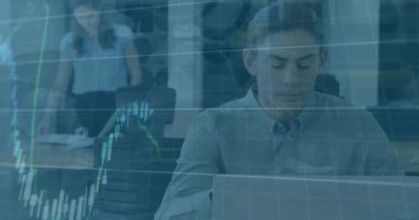 Orta Doğuluların çalışmasına karşı, şebeke şablonunda değişen sayılarla grafiklerin animasyonu. Dijital bileşik, çoklu pozlama, rapor, iş, büyüme ve teknoloji kavramı.