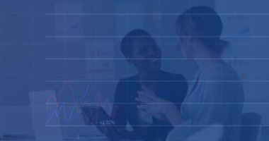 Finansal veri işleme ve çeşitli iş kadınlarının mavi arka planda canlandırılması. Küresel iş, finans, hesaplama ve veri işleme kavramı dijital olarak oluşturulmuş video.