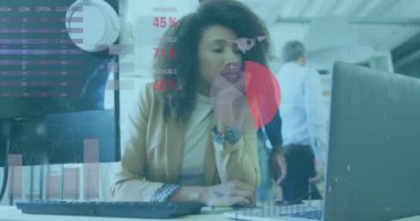 Ofiste dizüstü bilgisayar kullanan Afrikalı Amerikalı bir kadın hakkında istatistiksel veri işleme animasyonu. Bilgisayar arayüzü ve iş veri teknolojisi kavramı