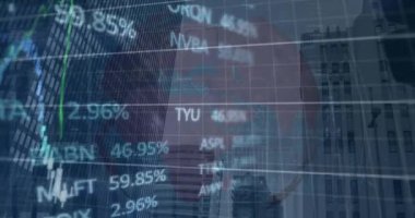 Yüksek binalara karşı dönen dünya üzerinde finansal ve borsa veri işleme animasyonları. Küresel ekonomi ve iş veri teknolojisi kavramı