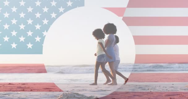 Анімація Тексту Дня Незалежності Американські Прапори Афроамериканські Діти Ходять Пляжі — стокове відео