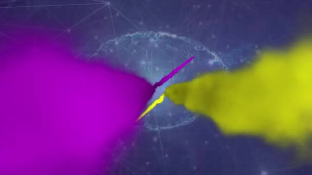 コネクテッドドットと人間の脳を背景にした色の煙のアニメーション デジタル生成 ホログラム イラストレーション コミュニケーション 人工知能 技術コンセプト — ストック動画