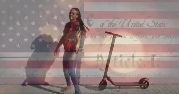 Animación Bandera América Lema Sobre Mujer Biracial Pie Con Scooter — Vídeo de stock