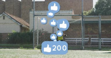 Çeşitli futbol oyuncuları üzerinde sosyal medya simgeleri, metin ve veri işleme animasyonları. Küresel spor, sosyal medya, hesaplama ve veri işleme kavramı dijital olarak oluşturulmuş video.