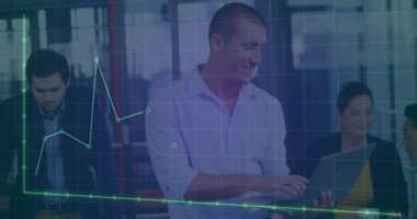 Ayakta duran ve dizüstü bilgisayar kullanan beyaz adama karşı grafiğin üzerinde noktaların animasyonu. Dijital bileşik, çoklu pozlama, iş, üç boyutlu, soyut ve teknoloji kavramı.