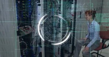 Kafkasyalı kadın teknisyen üzerinde tarama ve veri işleme animasyonu. Küresel siber güvenlik, bağlantılar, hesaplama ve veri işleme kavramı dijital olarak oluşturuldu.