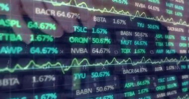 Bilgisayar kullanan beyaz bir adamın finansal veri işleme animasyonu. Küresel iş, finans, hesaplama ve veri işleme kavramı dijital olarak oluşturulmuş video.