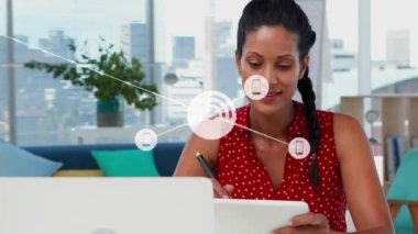 Ofiste grafik tablet kullanan melez kadınlara karşı dijital simge ağının animasyonu. Küresel ağ ve iş teknolojisi kavramı