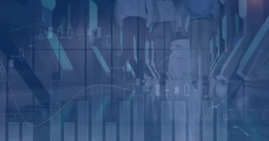 Sunuculardan geçen iş adamlarıyla ilgili finansal veri işleme animasyonları. Küresel iş, finans, hesaplama ve veri işleme kavramı dijital olarak oluşturulmuş video.