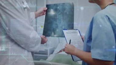 Hastanedeki röntgenleri inceleyen beyaz erkek ve kadın doktorların bağlantı ağının animasyonu. Tıbbi sağlık teknolojisi kavramı
