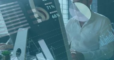 Ofisteki bilgisayar kullanan beyaz bir adam hakkında istatistiksel veri işleme animasyonu. Bilgisayar arayüzü ve iş veri teknolojisi kavramı