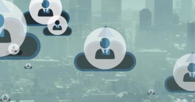 Bulutlardaki profil simgesinin gökyüzüne karşı modern şehir manzarasının havadan görünüşü üzerindeki canlandırması. Dijital kompozit, çoklu pozlama, bulut hesaplama, gökdelenler, mimari ve teknoloji konsepti.