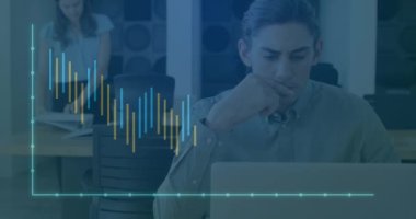 Ofiste çalışan Orta Doğulu adama karşı grafikler ve şebeke üzerinde animasyonlar. Dijital bileşik, çoklu pozlama, rapor, iş, üç boyutlu ve teknoloji kavramı.