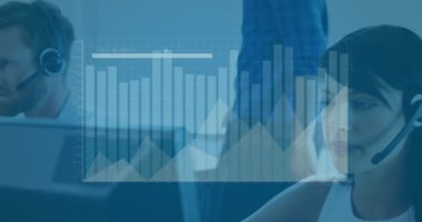 Grafiklerin animasyonu, Kafkas müşteri hizmetleri temsilcilerinin bilgisayarda çalışmasının üzerine bar yüklemesi. Dijital bileşik, çoklu pozlama, rapor, iş, çağrı merkezi ve teknoloji konsepti.