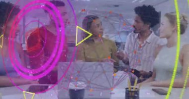 Bağlı ikon dünya üzerinde taramaların animasyonu, ofiste fikirleri paylaşan çeşitli iş arkadaşları. Dijital bileşik, çoklu pozlama, iletişim, küreselleşme, takım çalışması ve teknoloji kavramı.