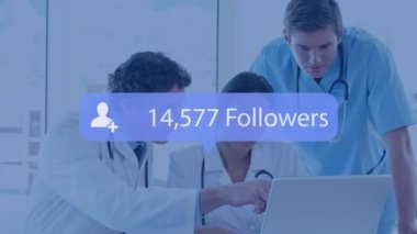 Çeşitli doktorların sosyal medya takipçilerinin veri işleme animasyonu. Küresel tıp, sağlık hizmetleri, bilgisayar ve veri işleme kavramı dijital olarak oluşturulmuş video.