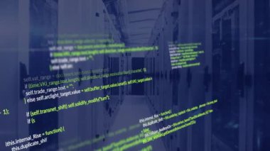 Bilgisayar sunucu odasına karşı veri işleme ve mozaik karelerin animasyonu. Bilgisayar arayüzü ve iş veri depolama teknolojisi kavramı