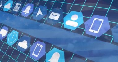 Arka planda yoğun bulutlara karşı Amerika bayrağı üzerinde altıgenler halinde çoklu simge canlandırması. Dijital olarak üretilmiş, hologram, illüstrasyon, küreselleşme, vatanseverlik ve teknoloji kavramı.