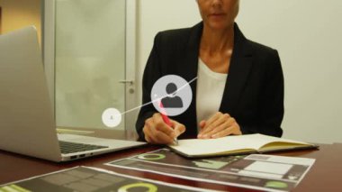 Ofiste not alan Kafkas kıdemli iş kadınlarına karşı profil simgeleri ağı animasyonu. Küresel ağ ve iş teknolojisi kavramı
