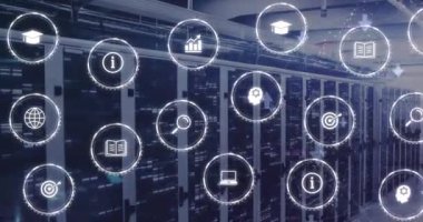 Bilgisayar sunucu odasına karşı birden fazla dijital simge ve mozaik kare animasyonu. Bilgisayar arayüzü ve iş veri depolama teknolojisi kavramı