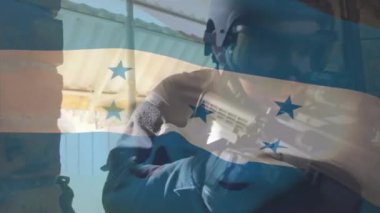 Çeşitli erkek askerler üzerinde Honduras bayrağının animasyonu. Vatanseverlik, silahlı kuvvetler ve dijital olarak üretilen ulusal savunma konsepti.