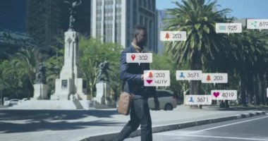 Afrika kökenli Amerikalı iş adamının kahve içtiği caddenin karşısındaki sosyal medya ikonlarının canlandırılması. Sosyal medya ağı ve covid-19 salgın konsepti