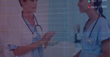 Çeşitli kadın doktorların konuşmaları üzerine veri işleme animasyonu. Küresel tıp, bilgisayar ve veri işleme kavramı dijital olarak oluşturulmuş video.