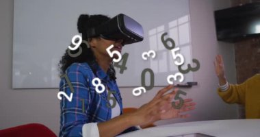 VR kulaklık kullanan Afro-Amerikan kadın üzerinden numara değiştirmenin animasyonu. Dijital bileşik, çoklu pozlama, iş, büyüme, metaevren, soyut ve teknoloji kavramı.