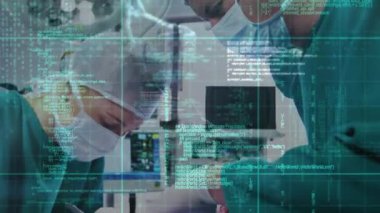 Ameliyathanedeki çeşitli cerrahlar üzerinde DNA ipliği ve veri işleme animasyonu. Küresel tıp, bilgisayar ve veri işleme kavramı dijital olarak oluşturulmuş video.