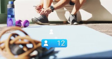 Ayakkabı bağı bağlayan Afrikalı Amerikalı erkek sporcu üzerinde rakamlar olan insan animasyonu. Dijital bileşik, sosyal medya, büyüme, bildirim, egzersiz, fitness, el, bacak, hazırlık.