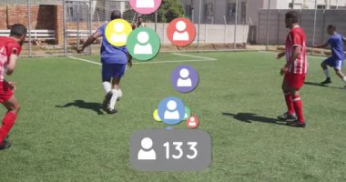 Çeşitli futbol oyuncuları üzerinde sosyal medya simgeleri, metin ve veri işleme animasyonları. Küresel spor, sosyal medya, hesaplama ve veri işleme kavramı dijital olarak oluşturulmuş video.