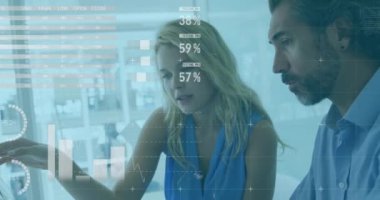 Muhtelif erkek ve kadınların ofiste tartıştığı istatistiksel veri işleme animasyonu. Bilgisayar arayüzü ve iş veri teknolojisi kavramı