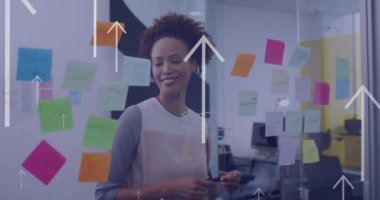 Animasyon, notlara bakarak gülümseyen melez kadının üzerine doğru hareket eden ok simgeleri. İş teknolojisi kavramı