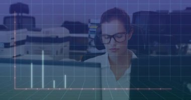 Ofiste masa üstünde çalışan beyaz bir kadın için grafiğin çizgi üzerindeki görüntüsü. Dijital bileşik, çoklu pozlama, rapor, iş, üç boyutlu ve teknoloji kavramı.