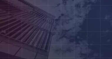 Yüksek binanın düşük açılı görüntüsüyle şebeke üzerinden istatistiksel veri işleme animasyonu. Bilgisayar arayüzü ve iş veri teknolojisi kavramı
