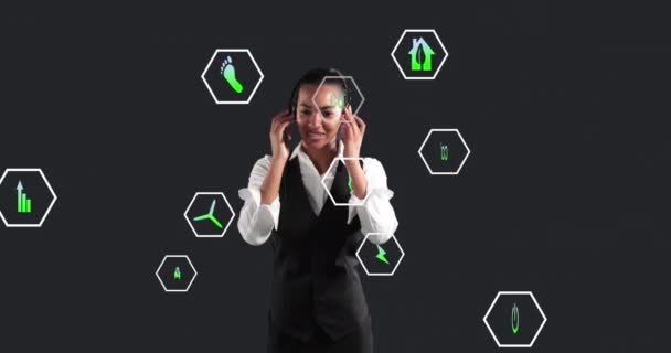 Анимация Нескольких Цифровых Икон Над Двуличной Деловой Женщиной Разговаривающей Телефонных — стоковое видео