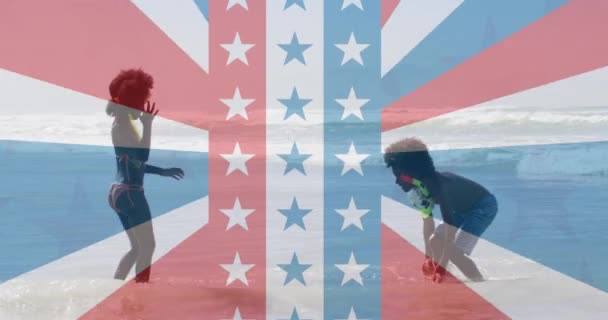 Анімація Прапора Америки Над Афроамериканськими Дітьми Які Грають Воді Пляжі — стокове відео