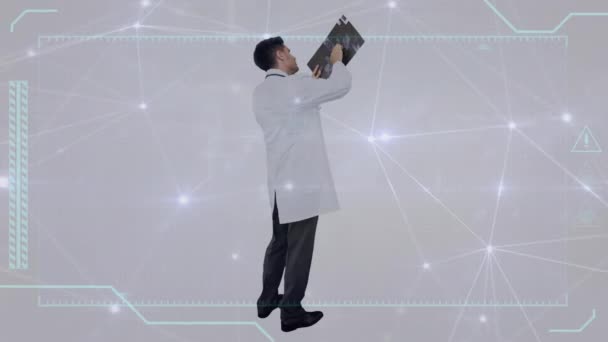 Animação Uma Rede Brilhante Conexões Sobre Médico Caucasiano Examinando Relatório — Vídeo de Stock