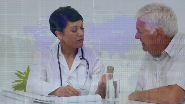 Animacja Przetwarzania Danych Nad Birasową Lekarką Rozmawiającą Starszym Pacjentem Szpitalu — Wideo stockowe
