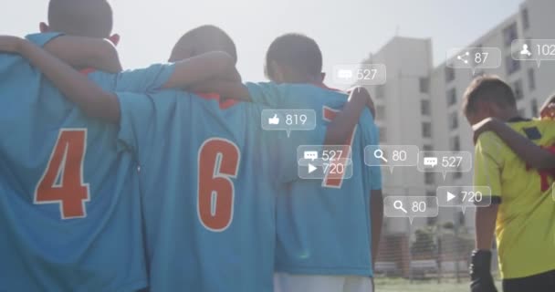 对不同足球运动员的社交媒体图标 文字和数据处理进行动画制作 全球体育 社交媒体 计算机和数据处理概念 — 图库视频影像