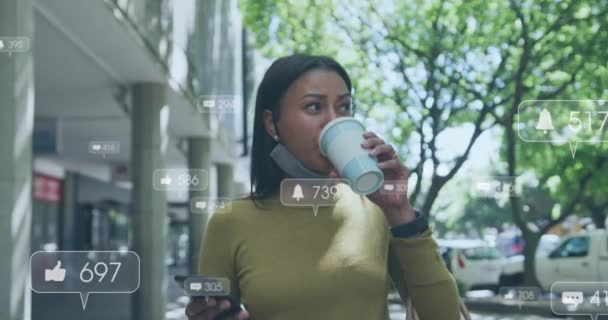 通りのスマートフォンでコーヒーを飲んでいる女性を超えたソーシャルメディアアイコンのアニメーション ソーシャルメディアネットワーキングとコビド 19パンデミックコンセプト — ストック動画